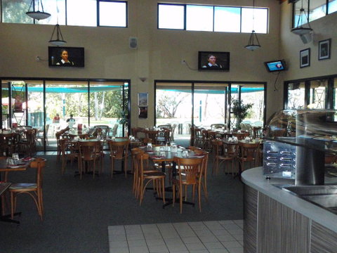 Bushland Beach Tavern - Accommodation QLD 3