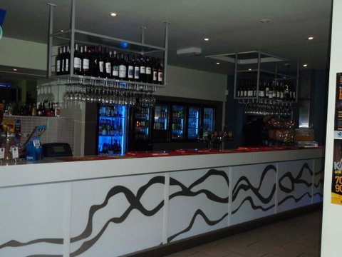 Bushland Beach Tavern - Accommodation QLD 2