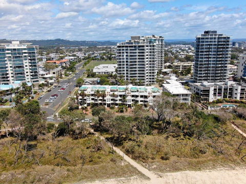 Camargue Beachfront Apartments - Accommodation QLD 2