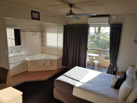 Camelot Motel - Accommodation QLD 1