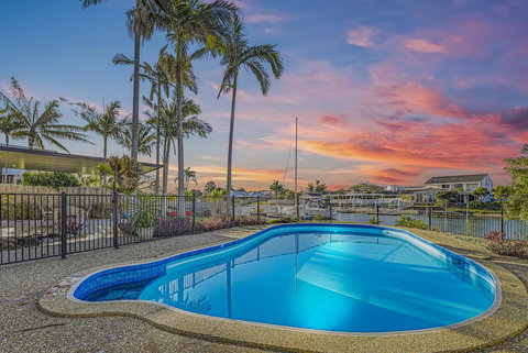 CANAL HOME NEAR MOOLOOLABA - Accommodation QLD 1