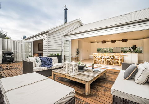 Capri House - Accommodation QLD 0