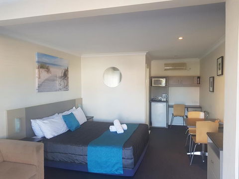 Caravilla Motor Inn - Accommodation QLD 2