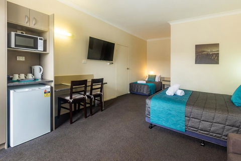 Caravilla Motor Inn - Accommodation QLD 1