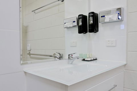 Castle Creek Motel - Accommodation QLD 2