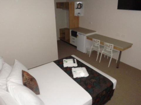 Castle Crest Motel - Accommodation QLD 3