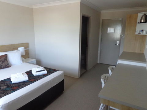 Castle Crest Motel - Accommodation QLD 2