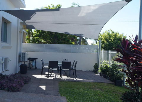 Castle Crest Motel - Accommodation QLD 1