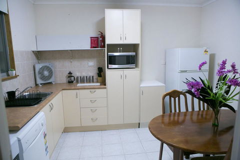 Cave Place Units - Accommodation QLD 1