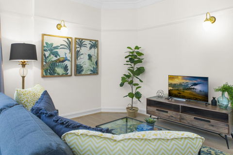 Central Apartment With Spacious Living And Dining - Accommodation QLD 2