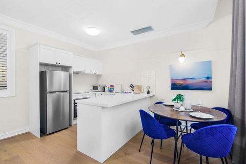 Central Apartment With Spacious Living And Dining - Accommodation QLD 3