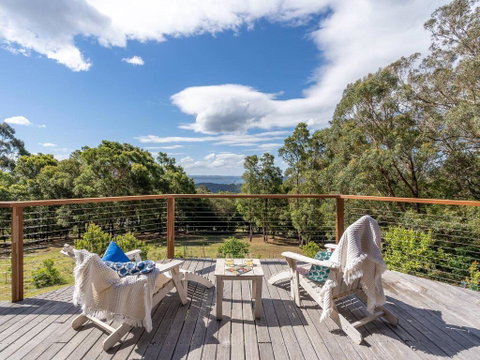 Chalet Beaumont - Alluring Appeal & Stunning Views - Accommodation QLD 1