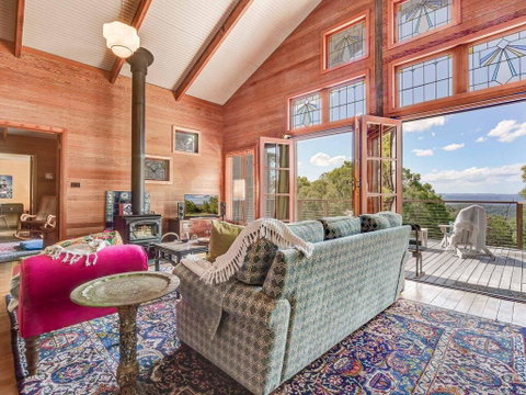 Chalet Beaumont - Alluring Appeal & Stunning Views - Accommodation QLD 2