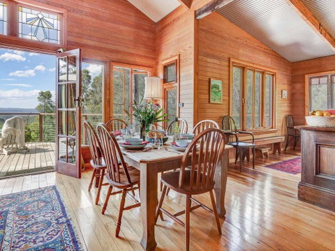Chalet Beaumont - Alluring Appeal & Stunning Views - Accommodation QLD 3