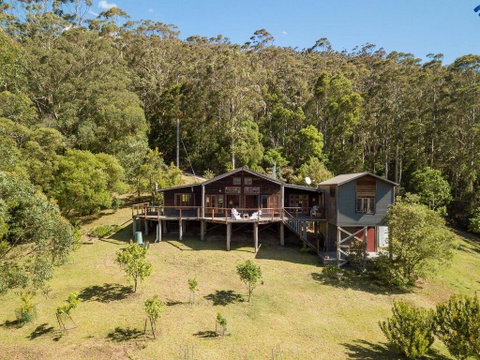 Chalet Beaumont - Alluring Appeal & Stunning Views - Accommodation QLD 0