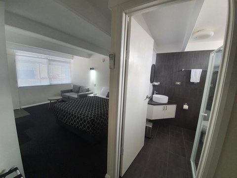 Charles Sturt Motor Inn - Accommodation QLD 3