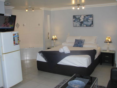 Charm City Motel - Accommodation QLD 3