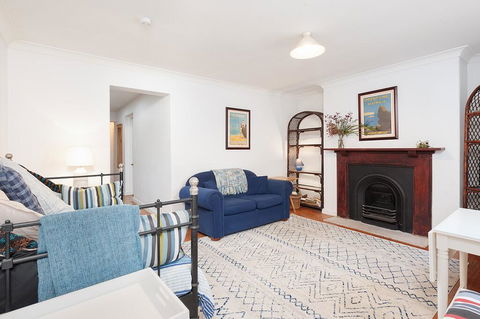 Charming Centrally Located 2 Bedroom Accommodation - Accommodation QLD 1