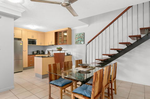 Chic City Apartment With Waterfront Views - Accommodation QLD 3