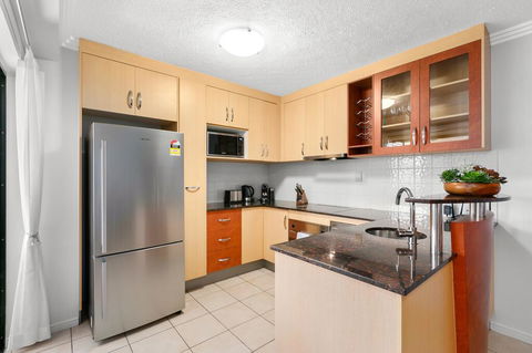 Chic City Apartment With Waterfront Views - Accommodation QLD 2