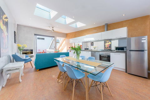 Chic East Sydney Pad - Accommodation QLD 0