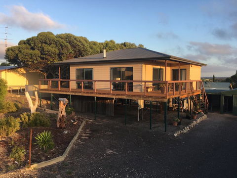 Chill N Sea Coastal Retreat - Accommodation QLD 0