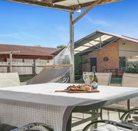 Cleveland Place - walk to beach and shops - Accommodation QLD