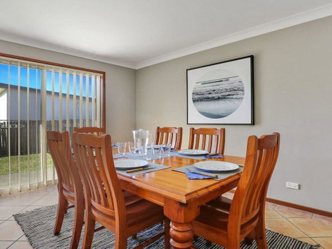 Cleveland Place - Walk To Beach And Shops - Accommodation QLD 3