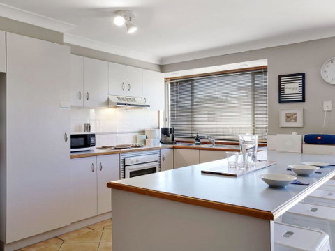 Cleveland Place - Walk To Beach And Shops - Accommodation QLD 2