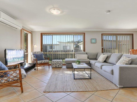 Cleveland Place - Walk To Beach And Shops - Accommodation QLD 1