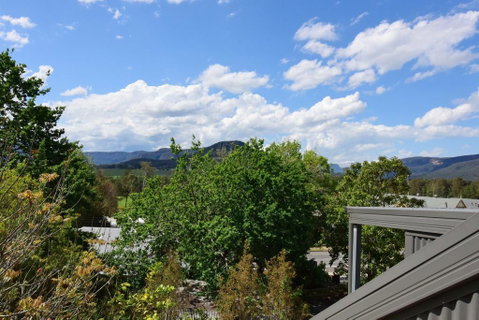 Cloudsong Chalet 2 - Close To The Village Centre! - Accommodation QLD 2