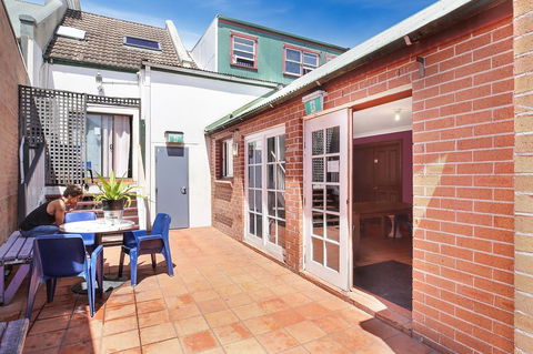 Clover Free Car Parking Hostel - Accommodation QLD 0