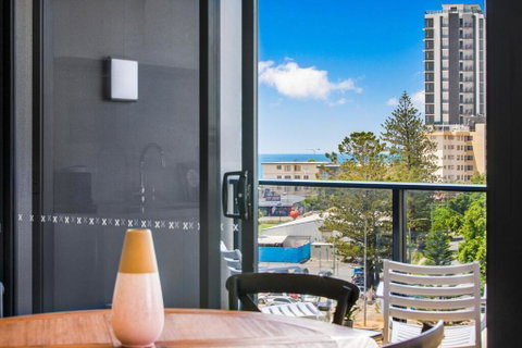 Coastal Apartment With Balcony, Parking And Pool - Accommodation QLD 2