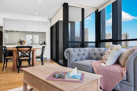 Coastal Apartment With Balcony, Parking And Pool - Accommodation QLD 1