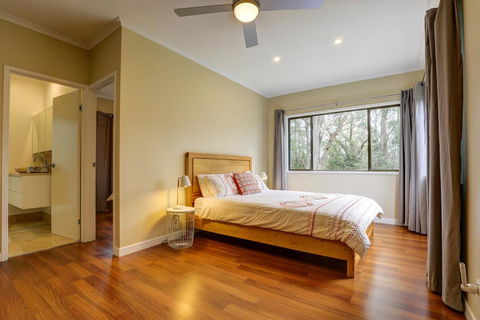 Cockatoo Hideaway - Accommodation QLD 2