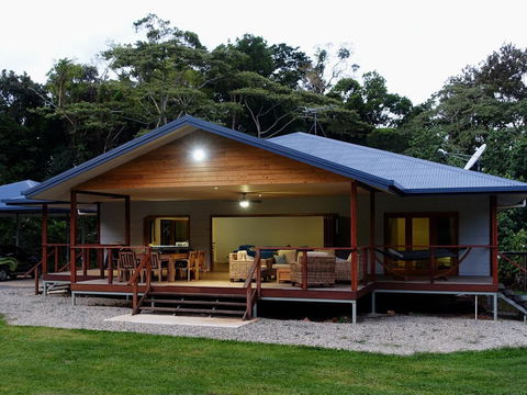 Coconut Beach House - Accommodation QLD 0