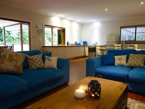Coconut Beach House - Accommodation QLD 3