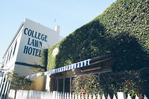 College Lawn Hotel - Accommodation QLD 1