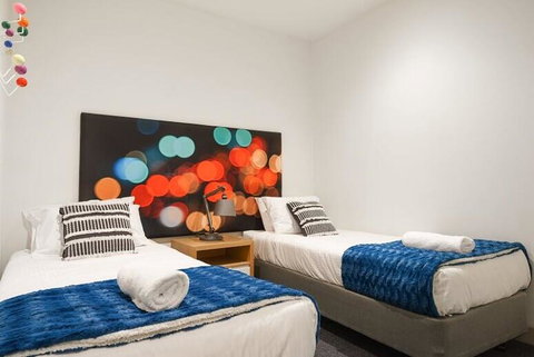 Collins St Chic With Netflix, Free Wine, Free Wifi - Accommodation QLD 1