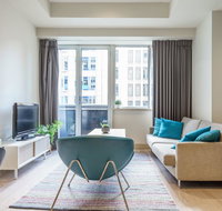 Collins St Chic with Netflix Free Wine Free Wifi - Accommodation QLD