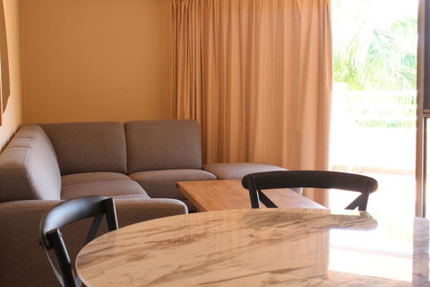 Colonial Court Beachfront Motel & Holiday Stay - Accommodation QLD 2