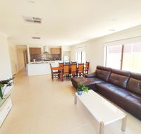 Comfortable 5BR House 6mins to Werribee Station.Great Ocean Road tourist stopover - Accommodation QLD