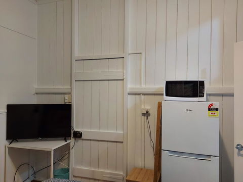 Comfortable Guest Room Closes To Emerald CBD - Accommodation QLD 3