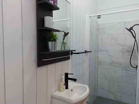 Comfortable Guest Room Closes To Emerald CBD - Accommodation QLD 1