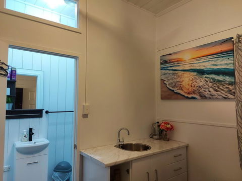 Comfortable Guest Room Closes To Emerald CBD - Accommodation QLD 2