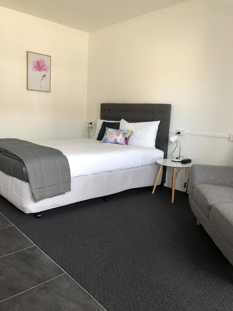 Commodore Motor Inn - Accommodation QLD 2