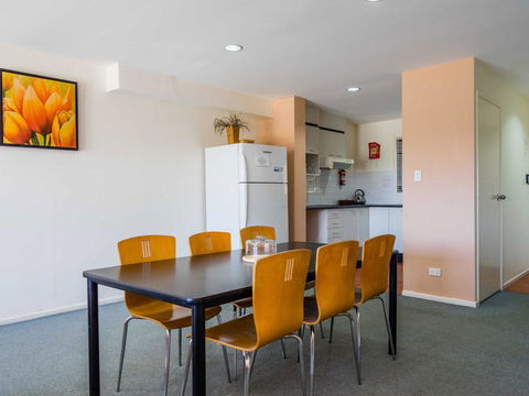 Condo 108 @ Horizons Resort & Golf, Stunning Course + Lake Views - Accommodation QLD 2