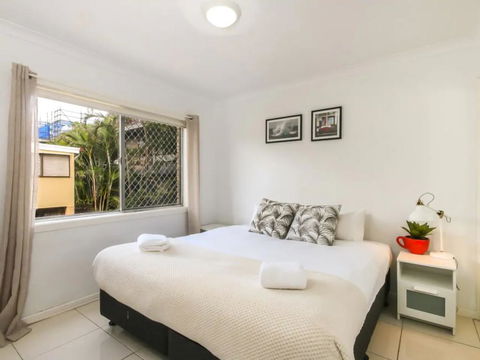Contemporary 2 Bedroom Beachfront Apartment - Accommodation QLD 2