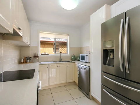 Contemporary 2 Bedroom Beachfront Apartment - Accommodation QLD 1