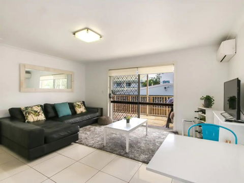 Contemporary 2 Bedroom Beachfront Apartment - Accommodation QLD 0
